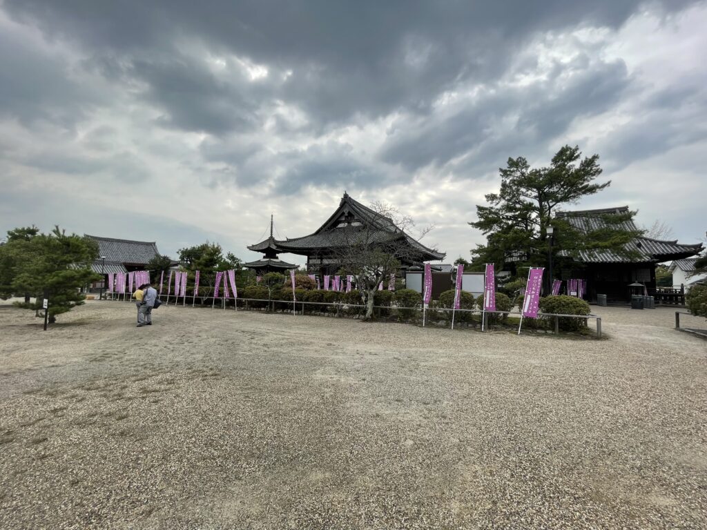 叡福寺の広々とした敷地の中にはたくさんの建物