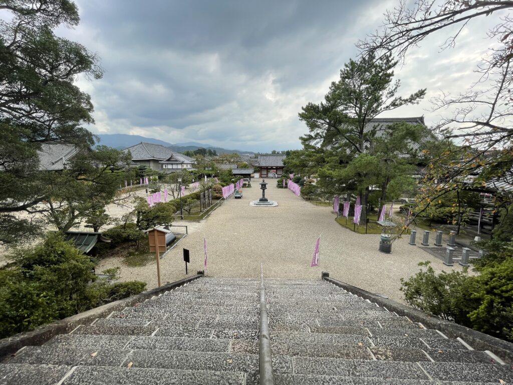 聖徳太子御廟からは、叡福寺や敷地外の景色を見渡せる