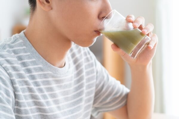 青汁を飲む男性